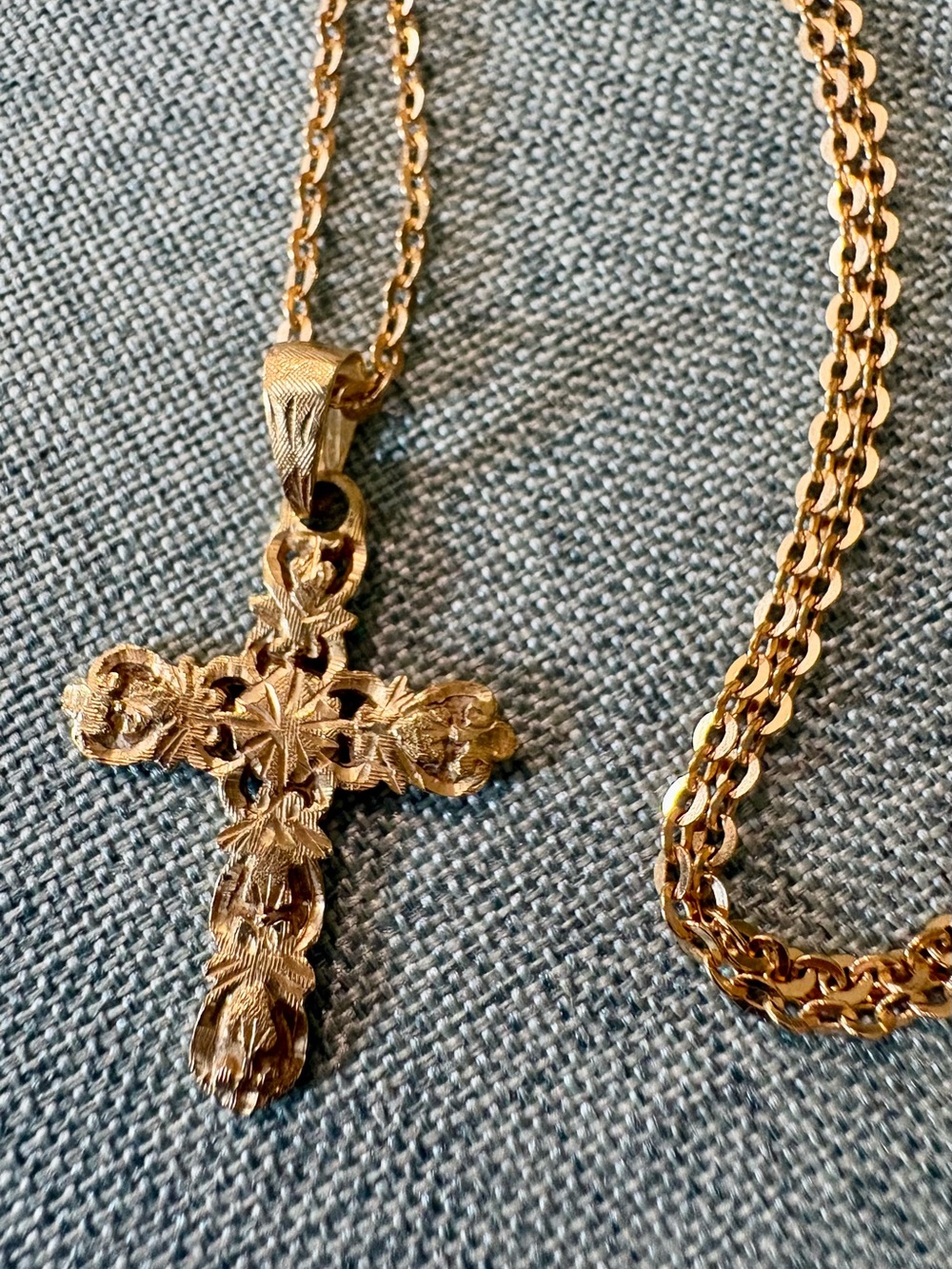 Vintage 1970s Italian 18K Yellow Gold Baroque Cross & 24" Unoaerre Chain